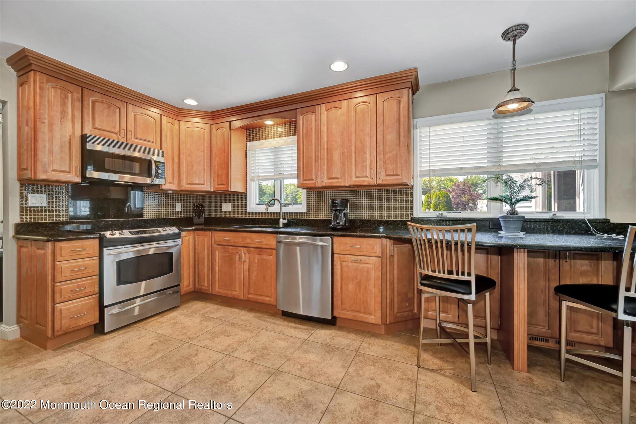 4 Sussex Road Morganville, NJ 07751 - Photo 10 of 55 10-23936747