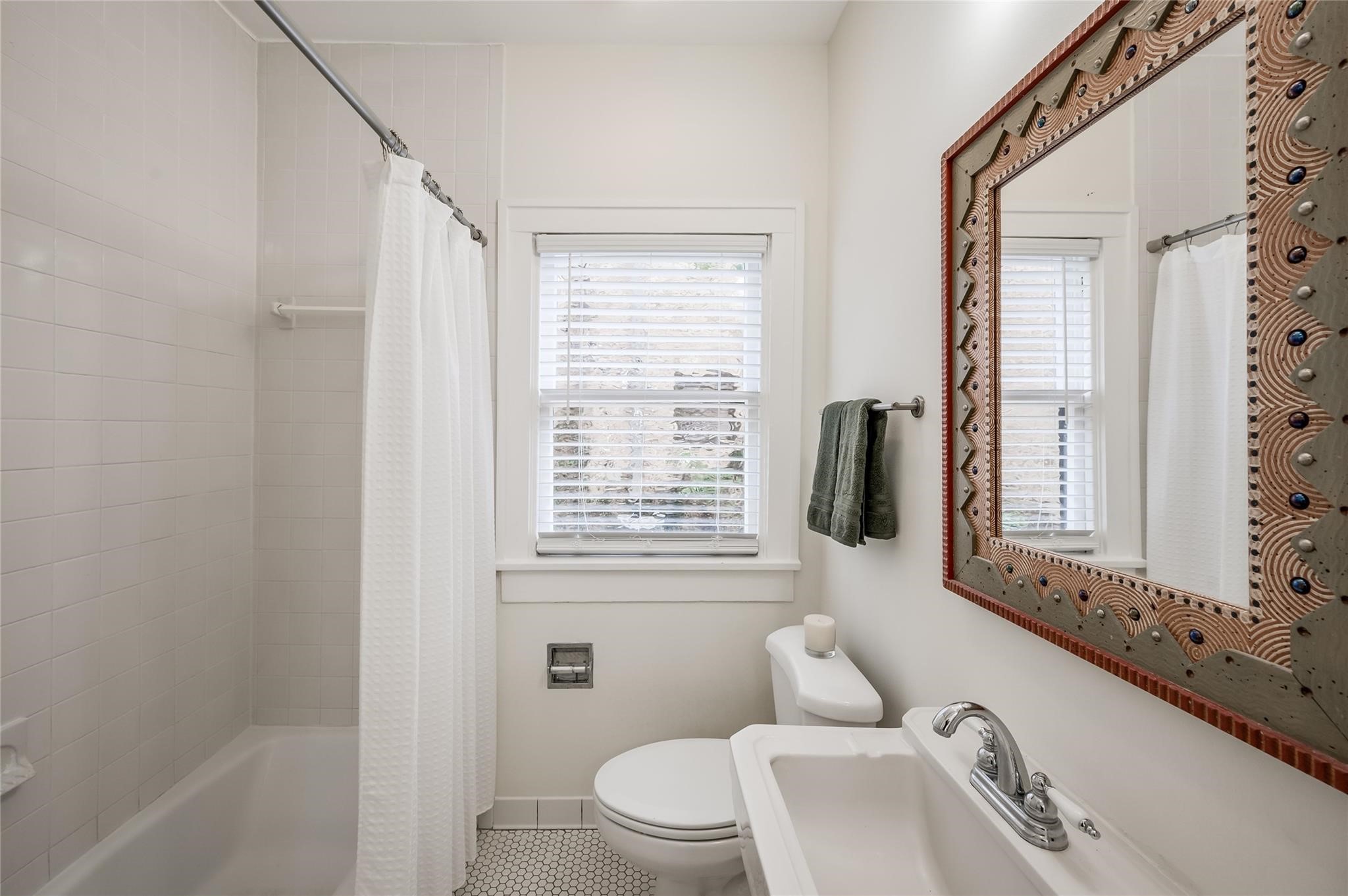 1737 Albans Road, Unit 1 Houston, TX 77005 - Photo 2 of 13 a bathroom with a sink toilet and tub