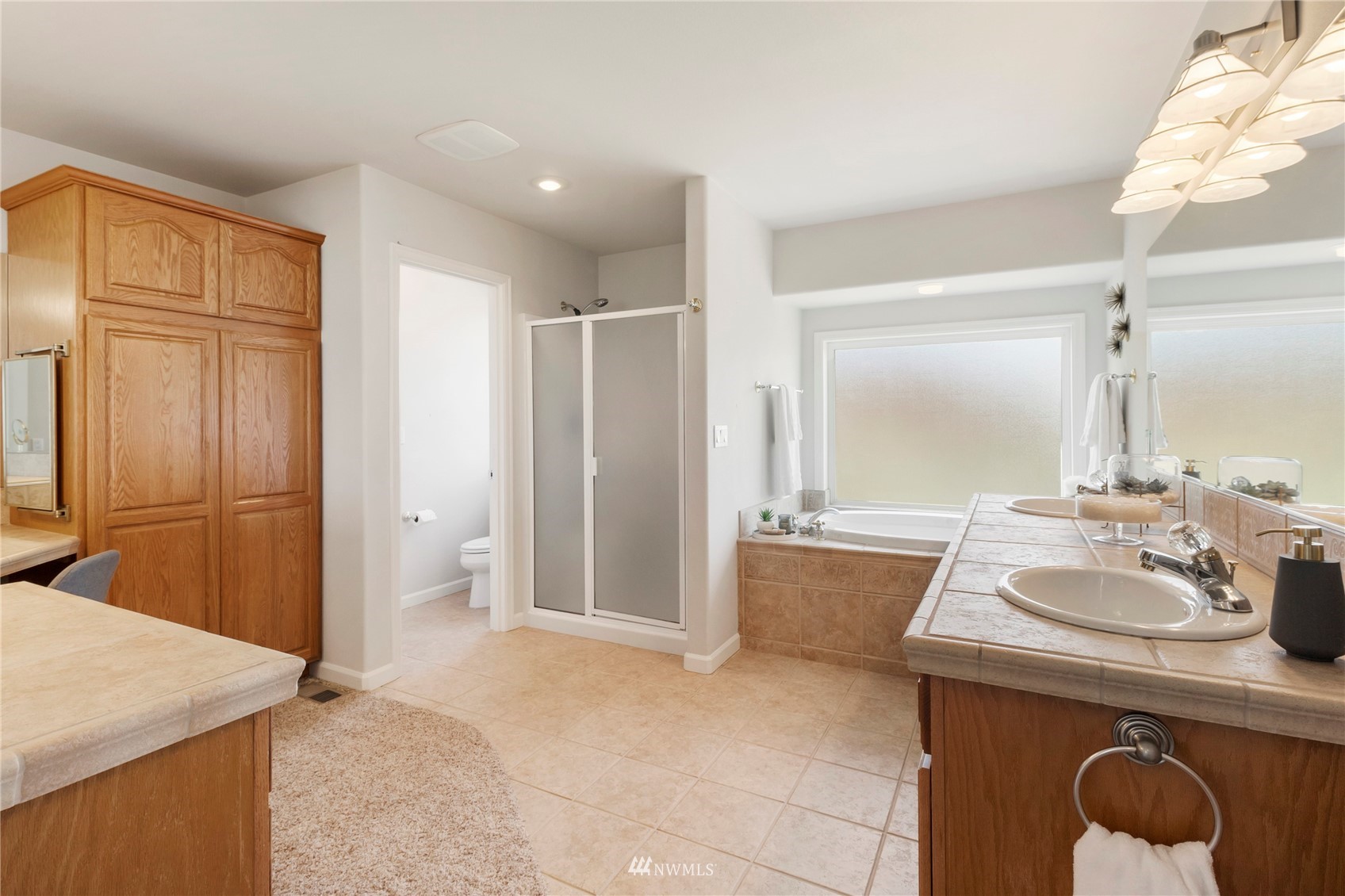 3904 Park Avenue North Renton, WA 98056 - Photo 29 of 40 a bathroom with a sink a tub and a mirror