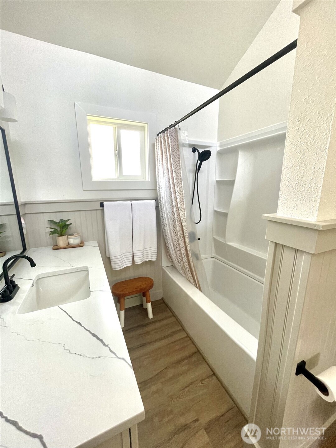 6694 Mae Valley Road Northeast Moses Lake, WA 98837 - Photo 19 of 26 a bathroom with a sink a mirror and a bathtub
