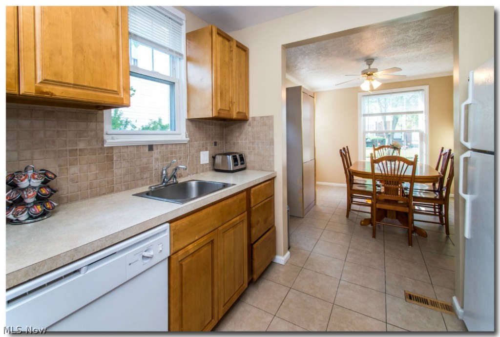 3915 Grosvenor Road Cleveland, OH 44118 - Photo 3 of 24