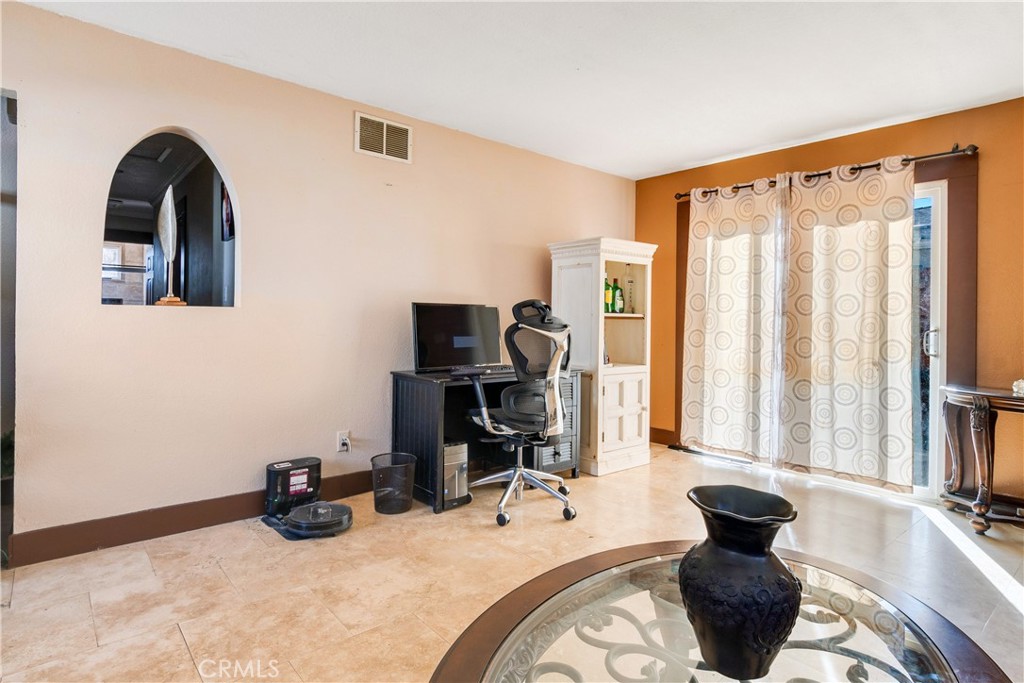 8738 San Vicente Avenue Riverside, CA 92503 - Photo 4 of 21