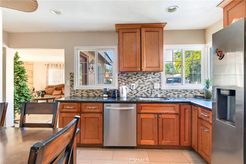 8738 San Vicente Avenue Riverside, CA 92503 - Photo 9 of 21