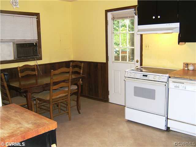 Kitchen - Eat-in Kitchen, Door to Deck. All applia