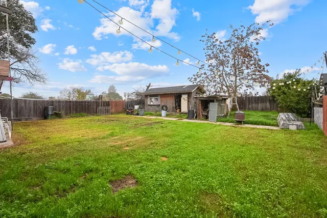 a view of house with a big yard
