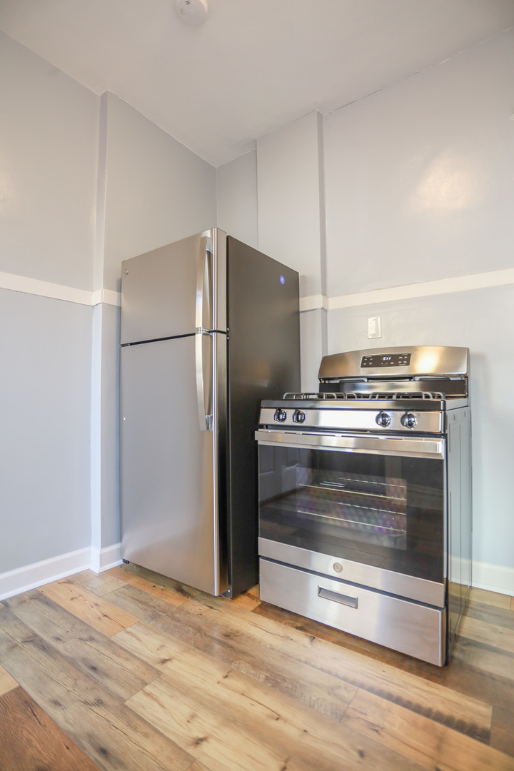 1848 West Grace Street, Unit 2E Chicago, IL 60613 - Photo 4 of 13 a kitchen with a stove and a refrigerator