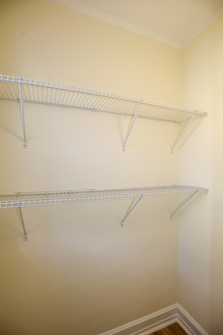 1848 West Grace Street, Unit 2E Chicago, IL 60613 - Photo 5 of 13 a view of a room