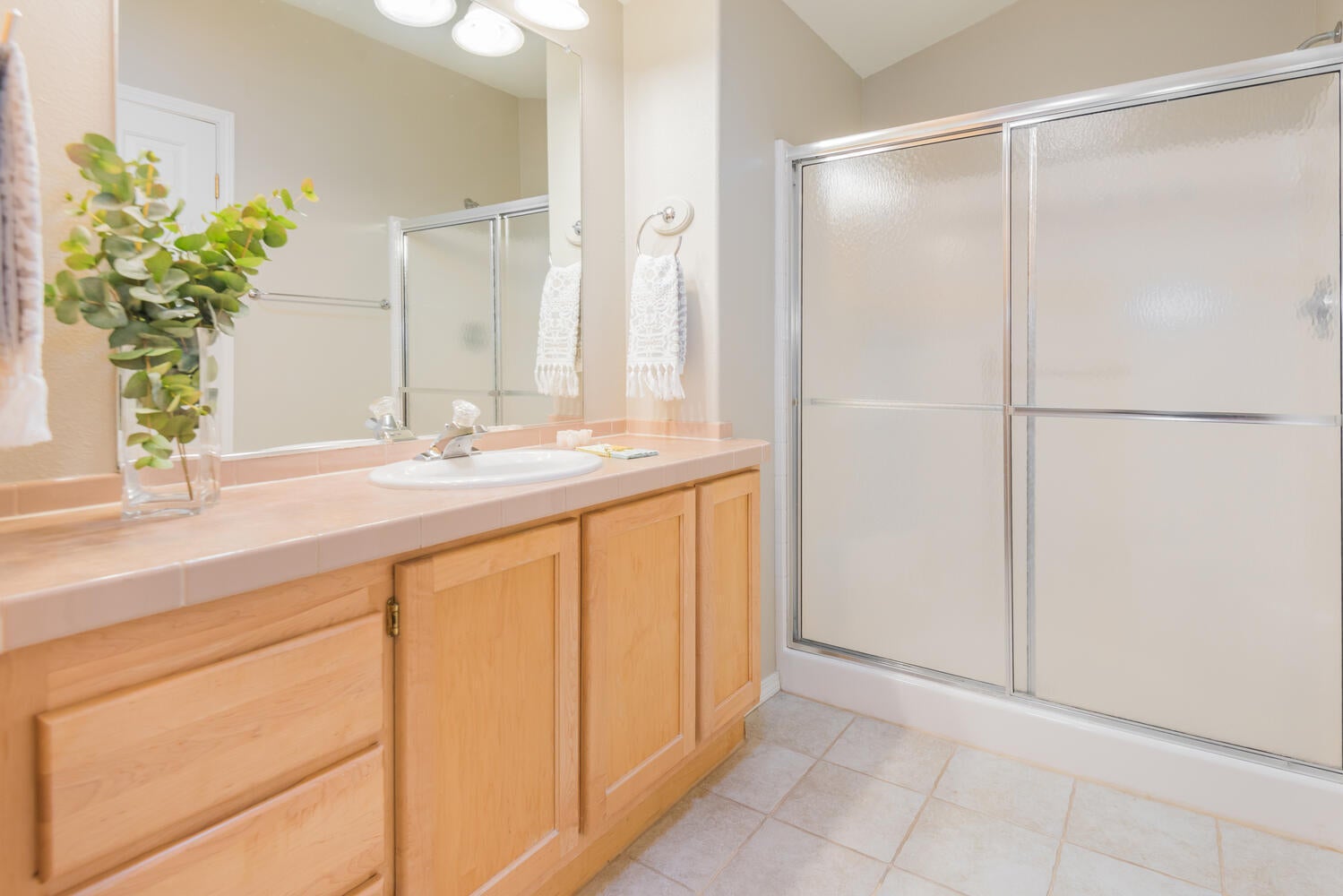 348 North Wheeler Loop Sisters, OR 97759 - Photo 8 of 19 8 Primary Bath