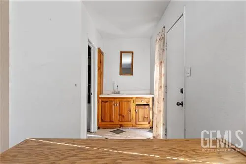 a view of a house with backyard and trees