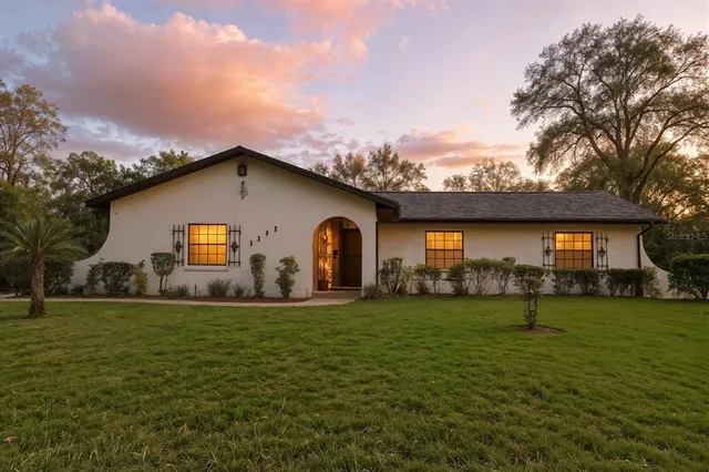 a view of a house with a yard