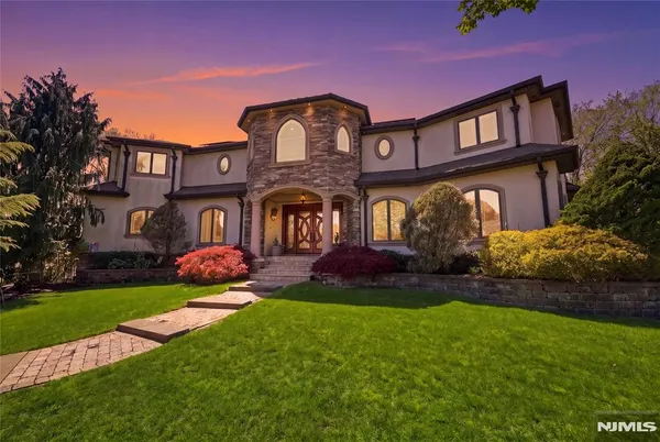 $2,850,000 | 305 Blauvelt Court, Paramus, NJ 07652
