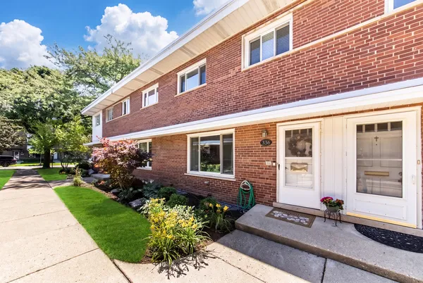 $325,000 | 336 South Maple Street, Mount Prospect, IL 60056