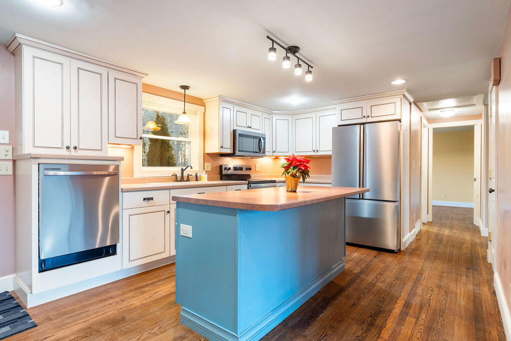 299 Haley Road Kittery, ME 03904 - Photo 4 of 33 DSC05480