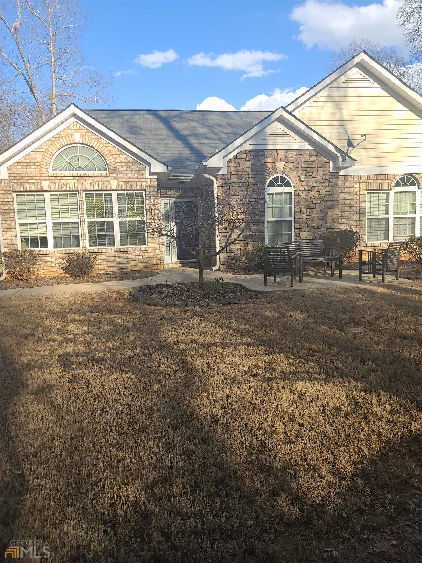 a view of a house with a yard