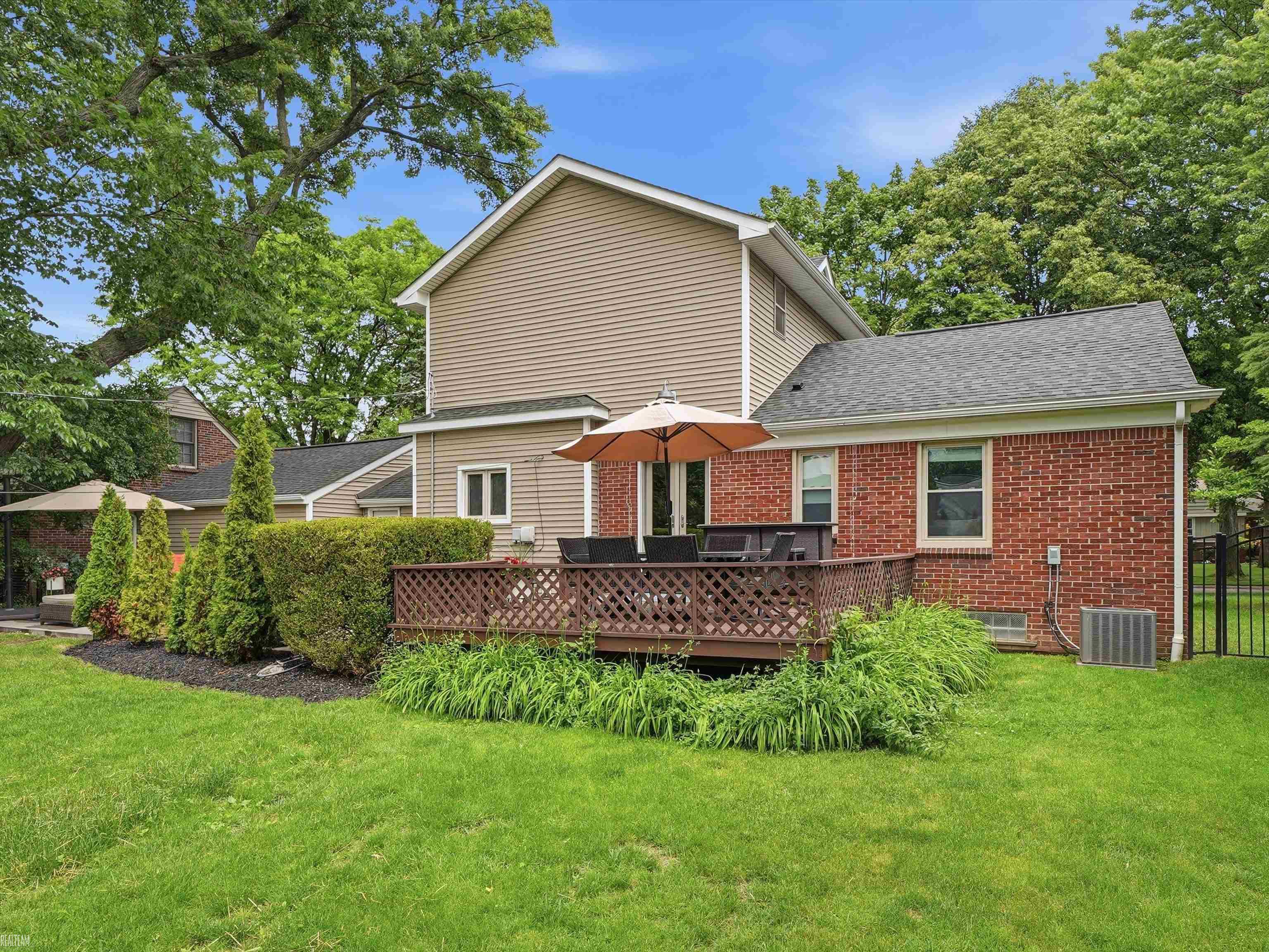 2622 Bembridge Road Royal Oak, MI 48073 - Photo 33 of 46