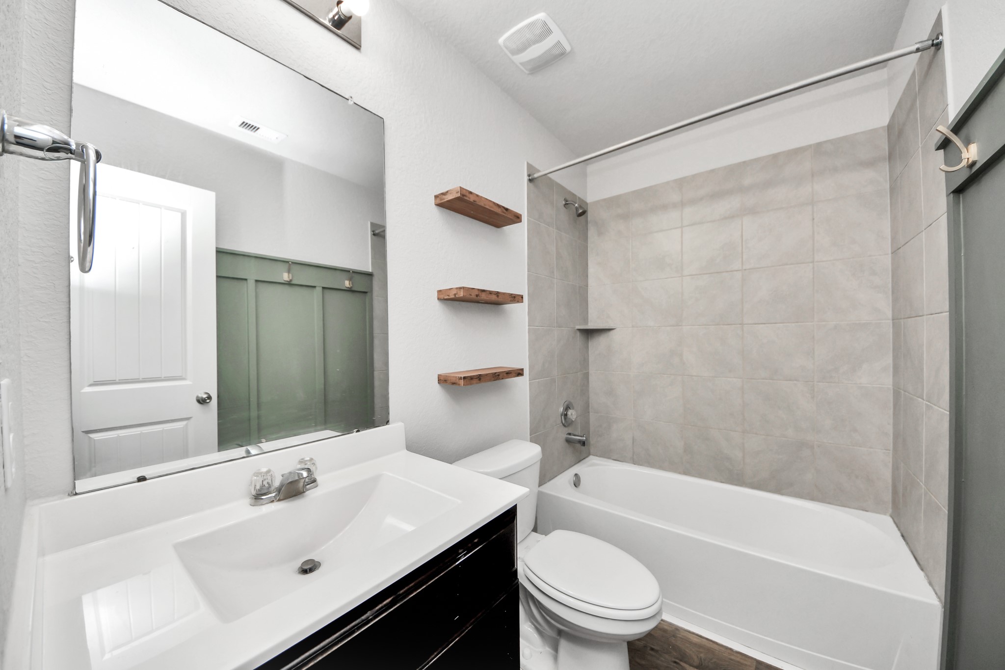 8302 Rose Petals Lane Rosharon, TX 77583 - Photo 25 of 42 Secondary bathroom with modern finishes