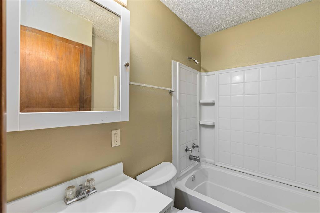 900 West 2nd Street Coleman, TX 76834 - Photo 15 of 28 a bathroom with a bathtub and a sink