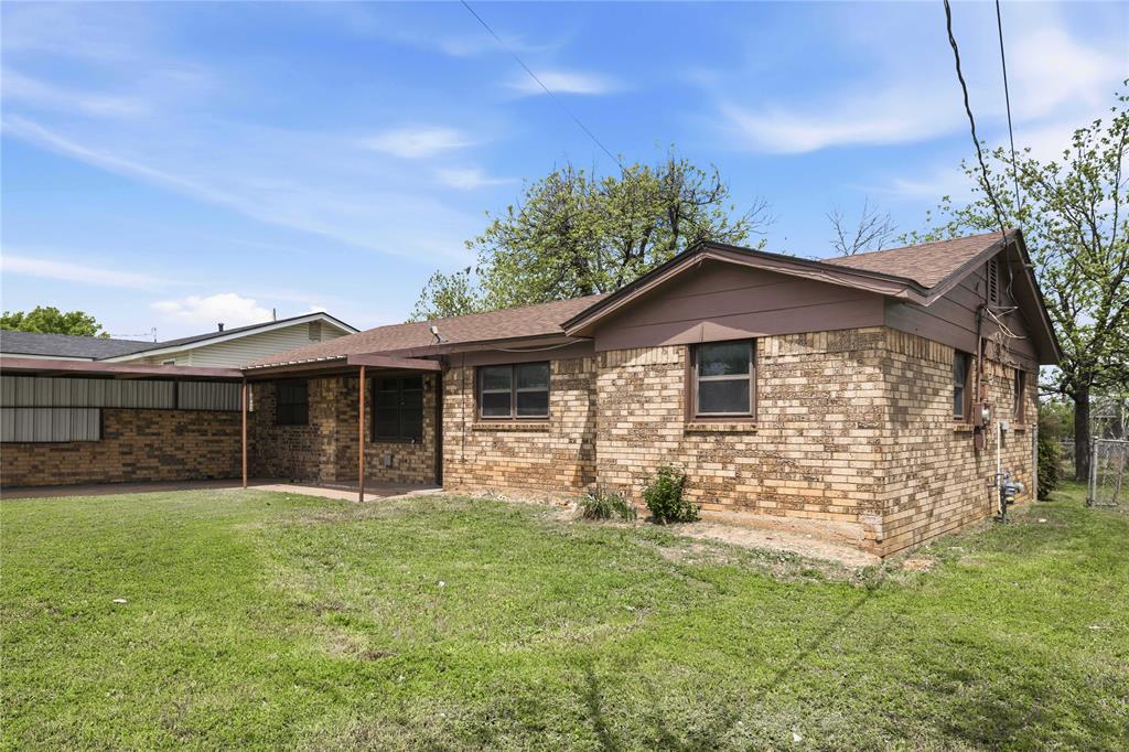 900 West 2nd Street Coleman, TX 76834 - Photo 21 of 28 a front view of house with yard and green space