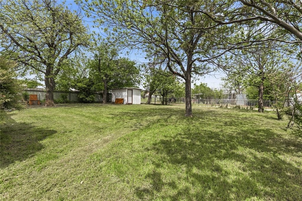 900 West 2nd Street Coleman, TX 76834 - Photo 22 of 28 a view of a tree with a big yard