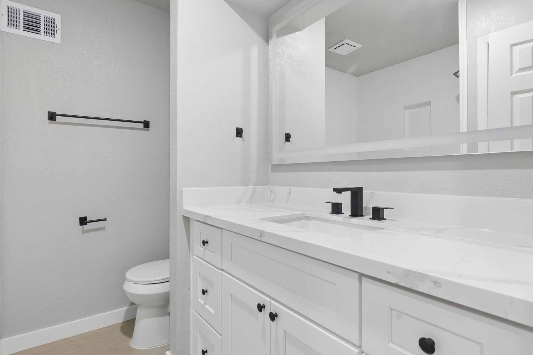 10423 Quiet Hill Road La Porte, TX 77571 - Photo 19 of 27 3rd full bathroom (upstairs)