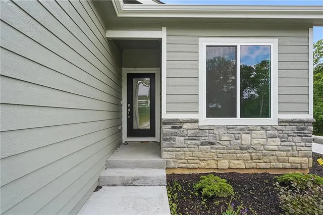 $354,995 | 781 Highland Drive, Edwardsville, KS 66111