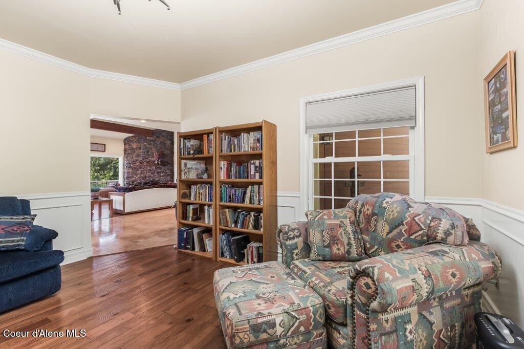 63200 South Powderhorn Bay Road Harrison, ID 83833 - Photo 28 of 64 Crown molding & wainscoting