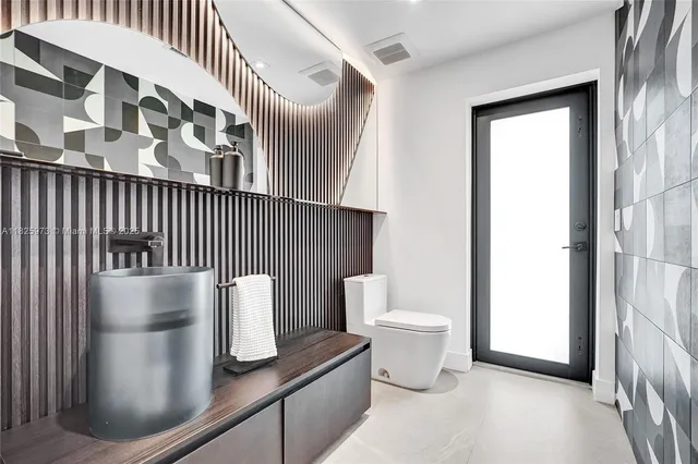 $4,890,000 | 19651 Northeast 19th Place, North Miami Beach, FL 33179