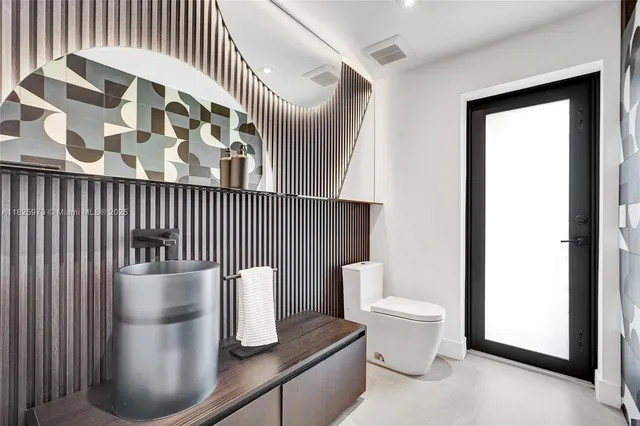 $4,890,000 | 19651 Northeast 19th Place, North Miami Beach, FL 33179