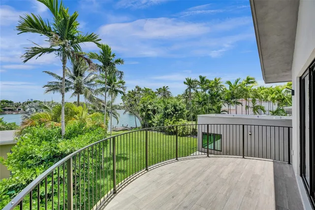 $4,890,000 | 19651 Northeast 19th Place, North Miami Beach, FL 33179