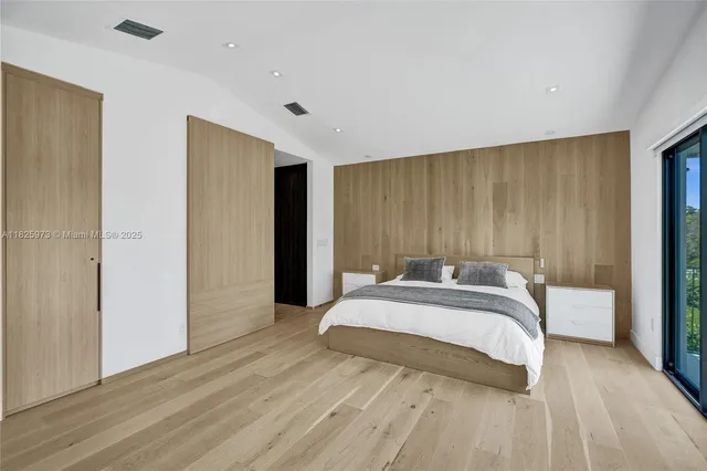 $4,890,000 | 19651 Northeast 19th Place, North Miami Beach, FL 33179