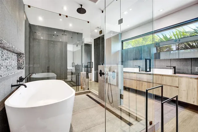 $4,890,000 | 19651 Northeast 19th Place, North Miami Beach, FL 33179