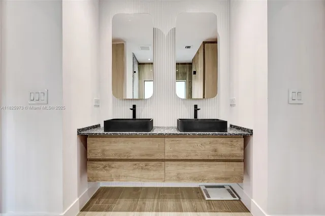 $4,890,000 | 19651 Northeast 19th Place, North Miami Beach, FL 33179