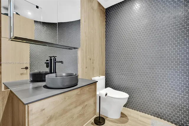 $4,890,000 | 19651 Northeast 19th Place, North Miami Beach, FL 33179