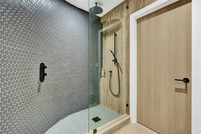 $4,890,000 | 19651 Northeast 19th Place, North Miami Beach, FL 33179