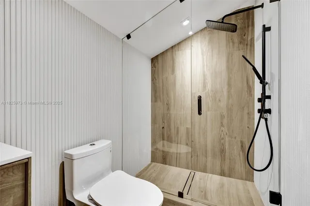 $4,890,000 | 19651 Northeast 19th Place, North Miami Beach, FL 33179