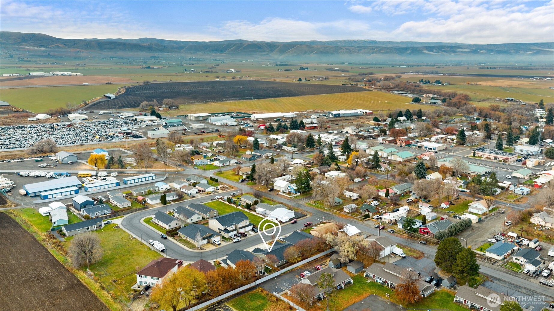 335 Pacific Loop Kittitas, WA 98934 - Photo 38 of 39 a view of a city with an ocean