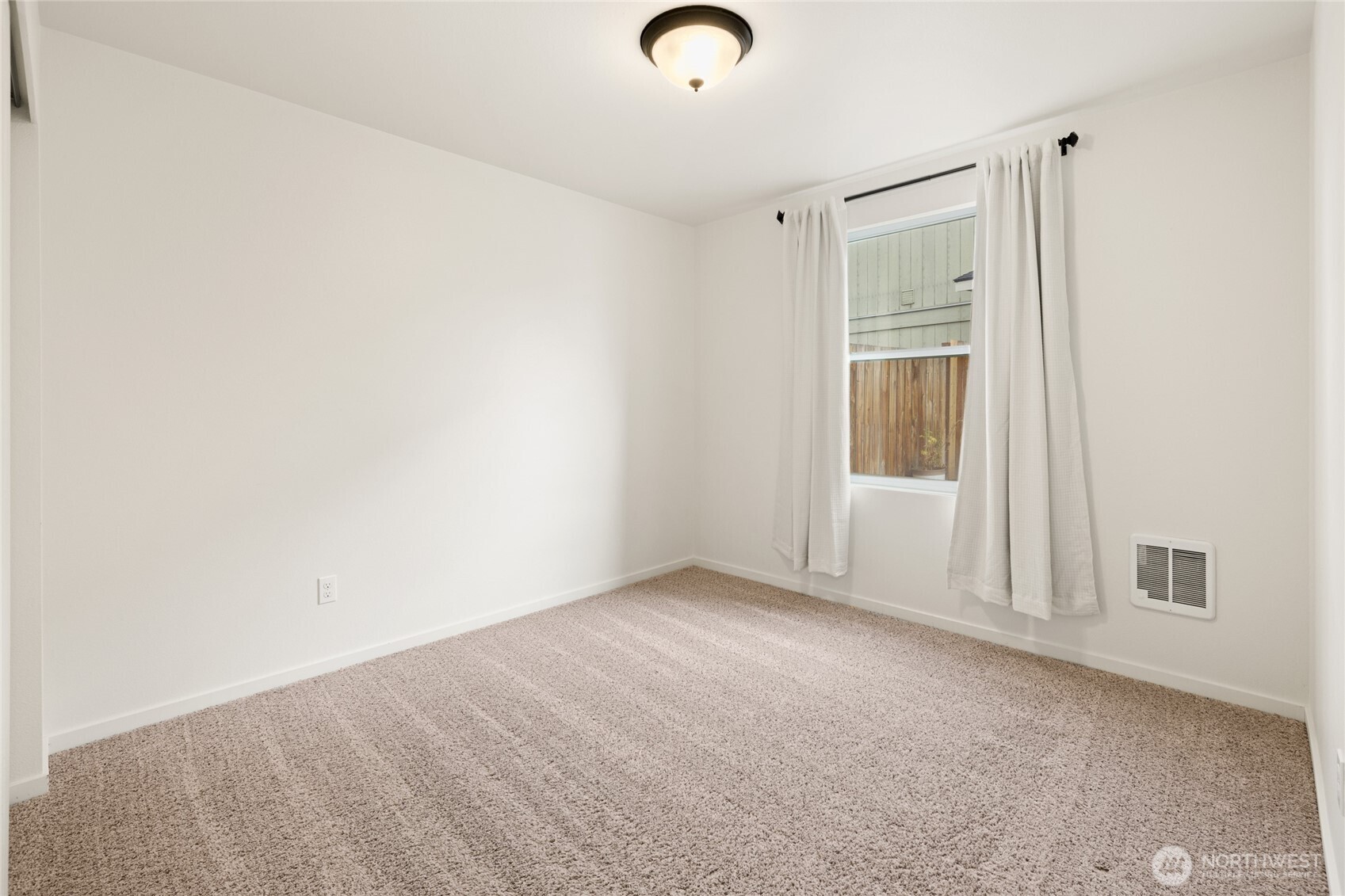 335 Pacific Loop Kittitas, WA 98934 - Photo 8 of 39 an empty room with windows