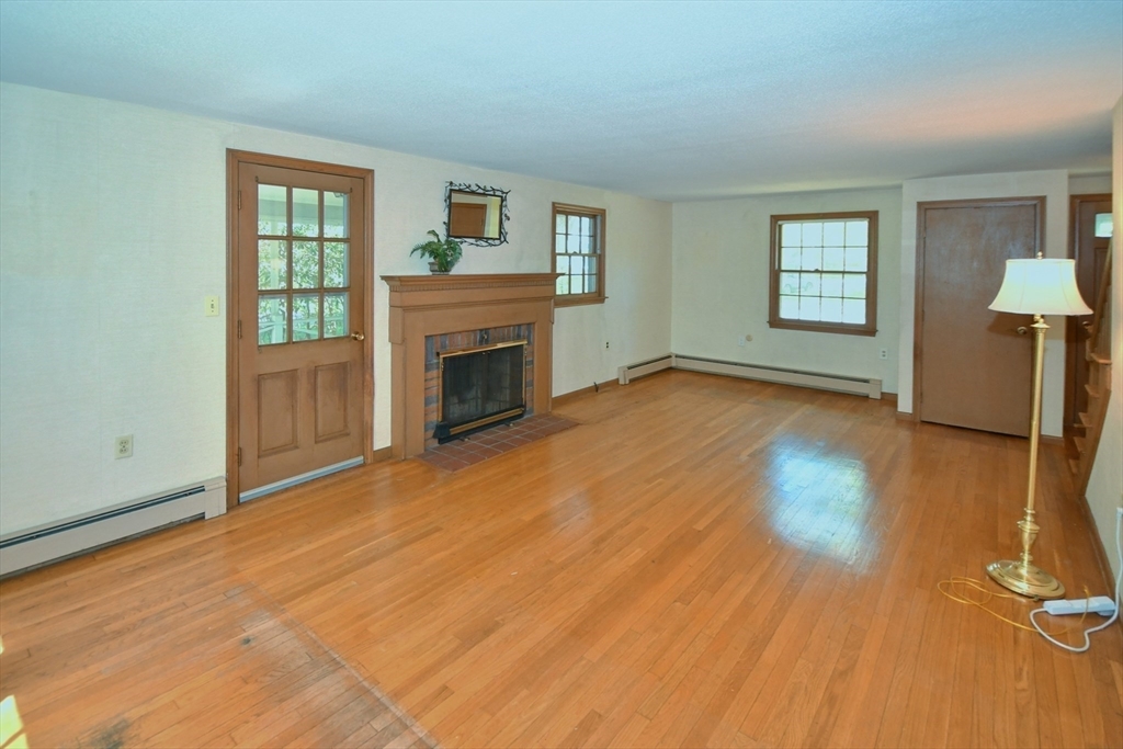 4 Applecrest Road Andover, MA 01810 - Photo 4 of 32