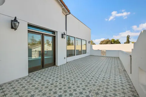 a view of a house with backyard