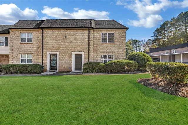a view of a house with backyard and garden