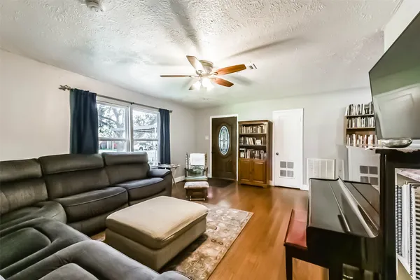 $190,000 | 1102 West Hart Avenue, Pasadena, TX 77506