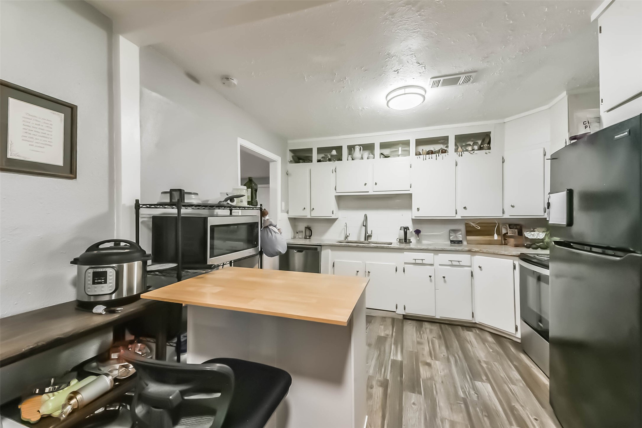 1102 West Hart Avenue Pasadena, TX 77506 - Photo 20 of 40 a kitchen with a sink stove and white cabinets