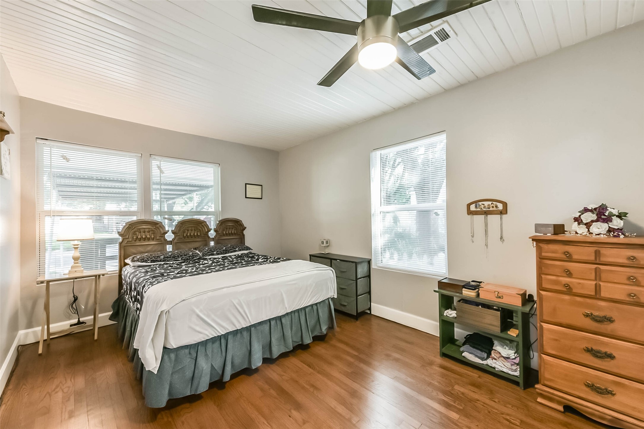 1102 West Hart Avenue Pasadena, TX 77506 - Photo 29 of 40 a bedroom with a bed and wooden floor