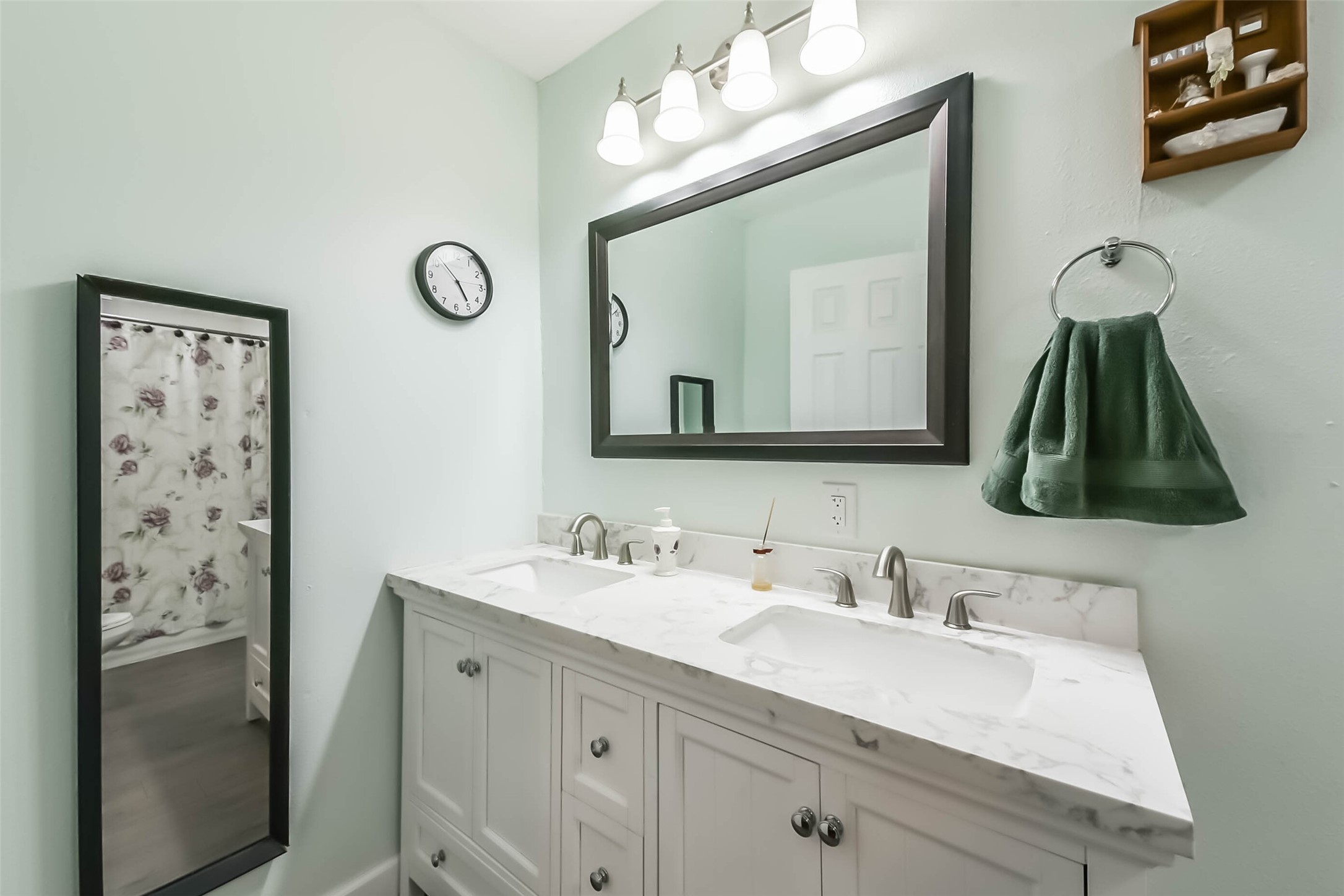 1102 West Hart Avenue Pasadena, TX 77506 - Photo 33 of 40 a bathroom with a sink vanity and a mirror