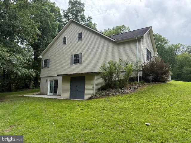 an empty room with closet and ceiling fan