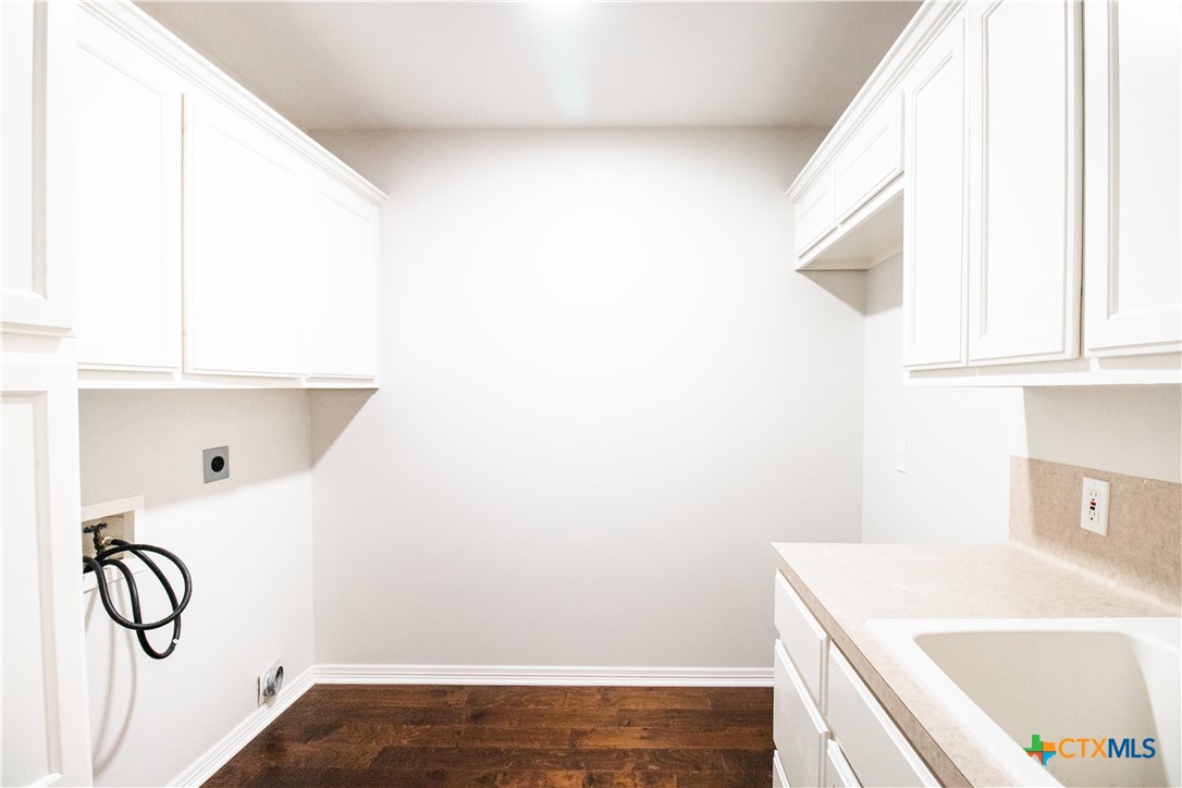 202 Ridge View Victoria, TX 77904 - Photo 19 of 41 Laundry Room