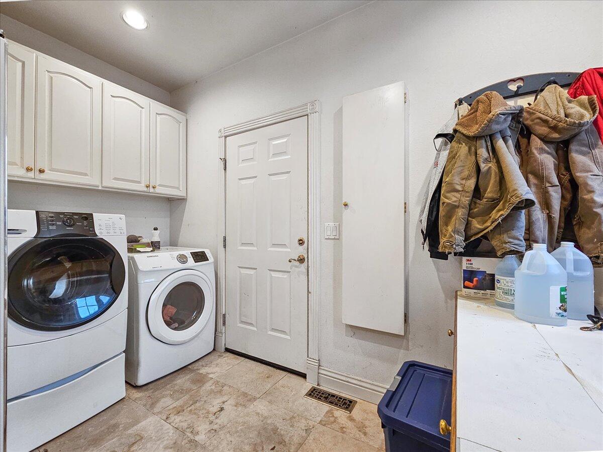811 Carpenter Hill Road Medford, OR 97501 - Photo 17 of 53 Laundry Room/Mud Room