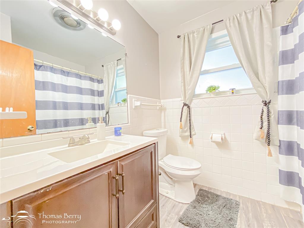 1104 Hickory Street Roscoe, TX 79545 - Photo 15 of 22 a bathroom with a sink a toilet and a bathtub