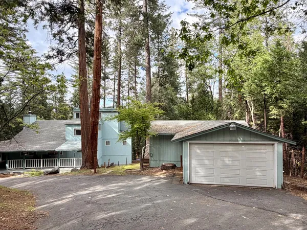 a view of outdoor space yard and garage