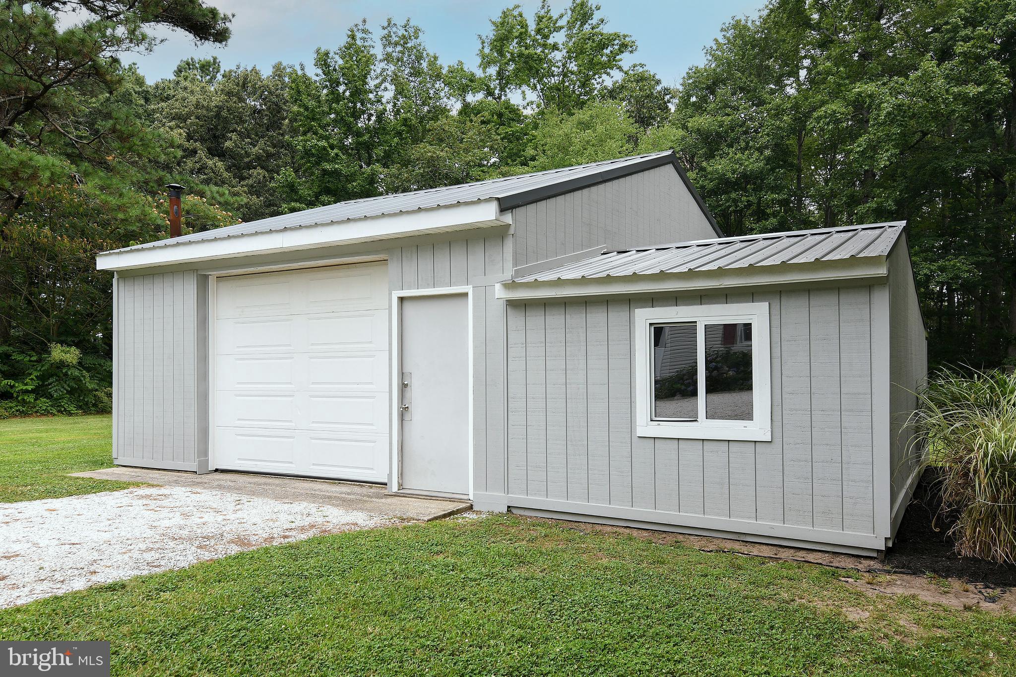 Spacious garage/workshop with office